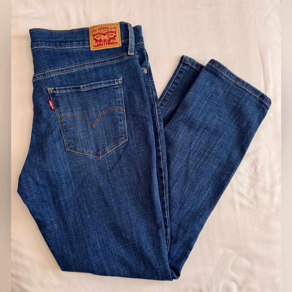 Levi's women’s Shaping Slim Blue Jeans size 32